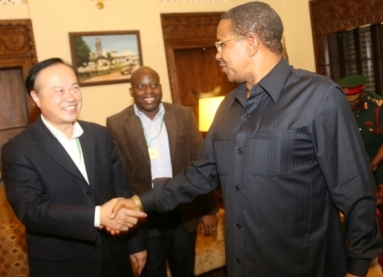 坦桑尼亚总统与鑫海矿机董事长握手