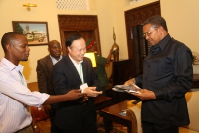 坦桑尼亚总统赠予鑫海董事长礼物